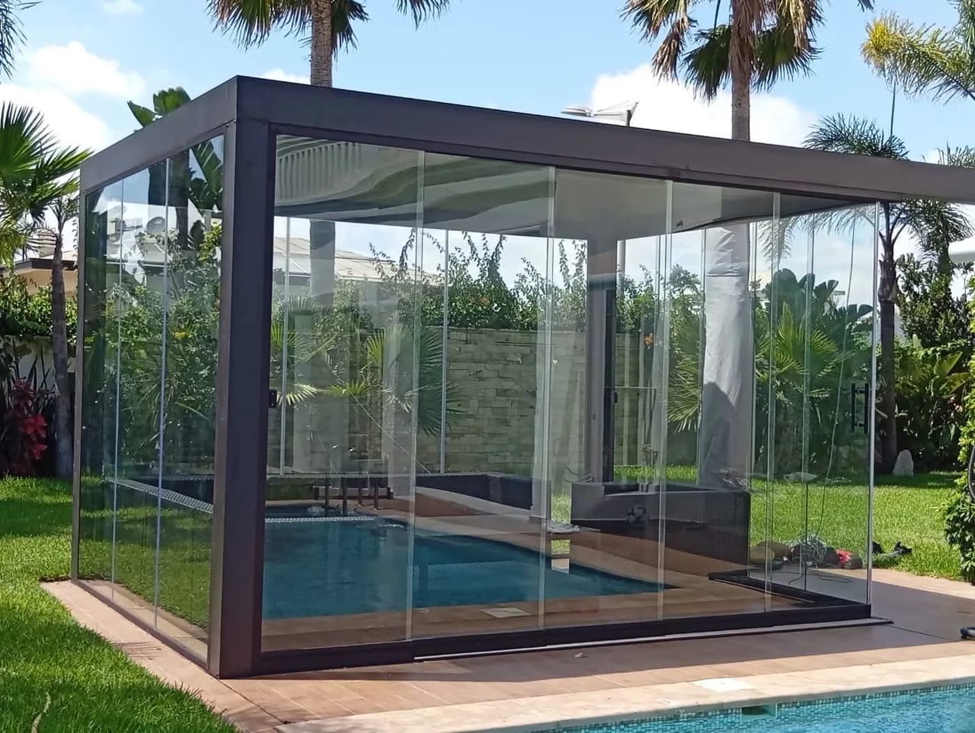 Véranda en verre · Bord de piscine