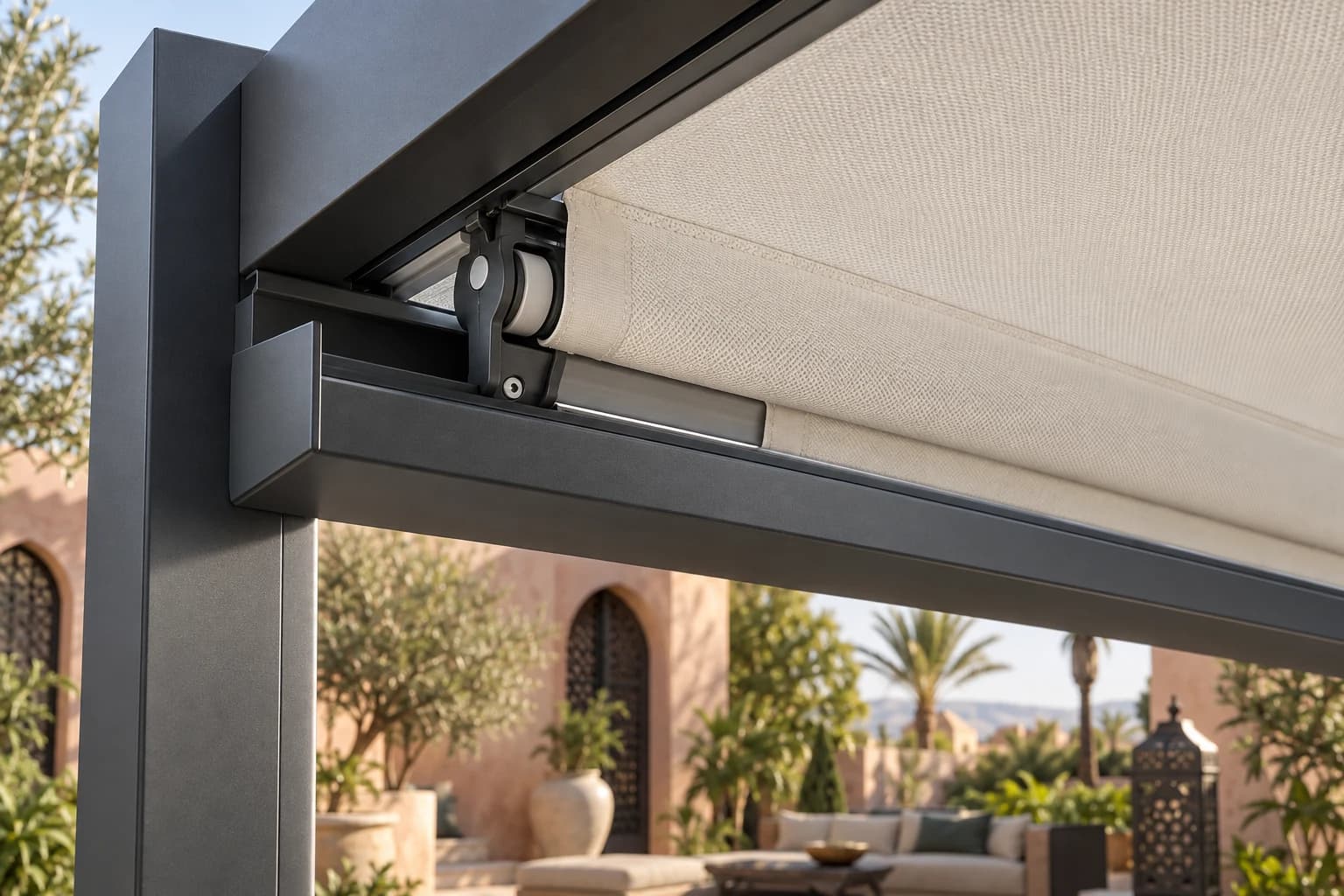 Détail du rail et du mécanisme d’une pergola à bâche rétractable