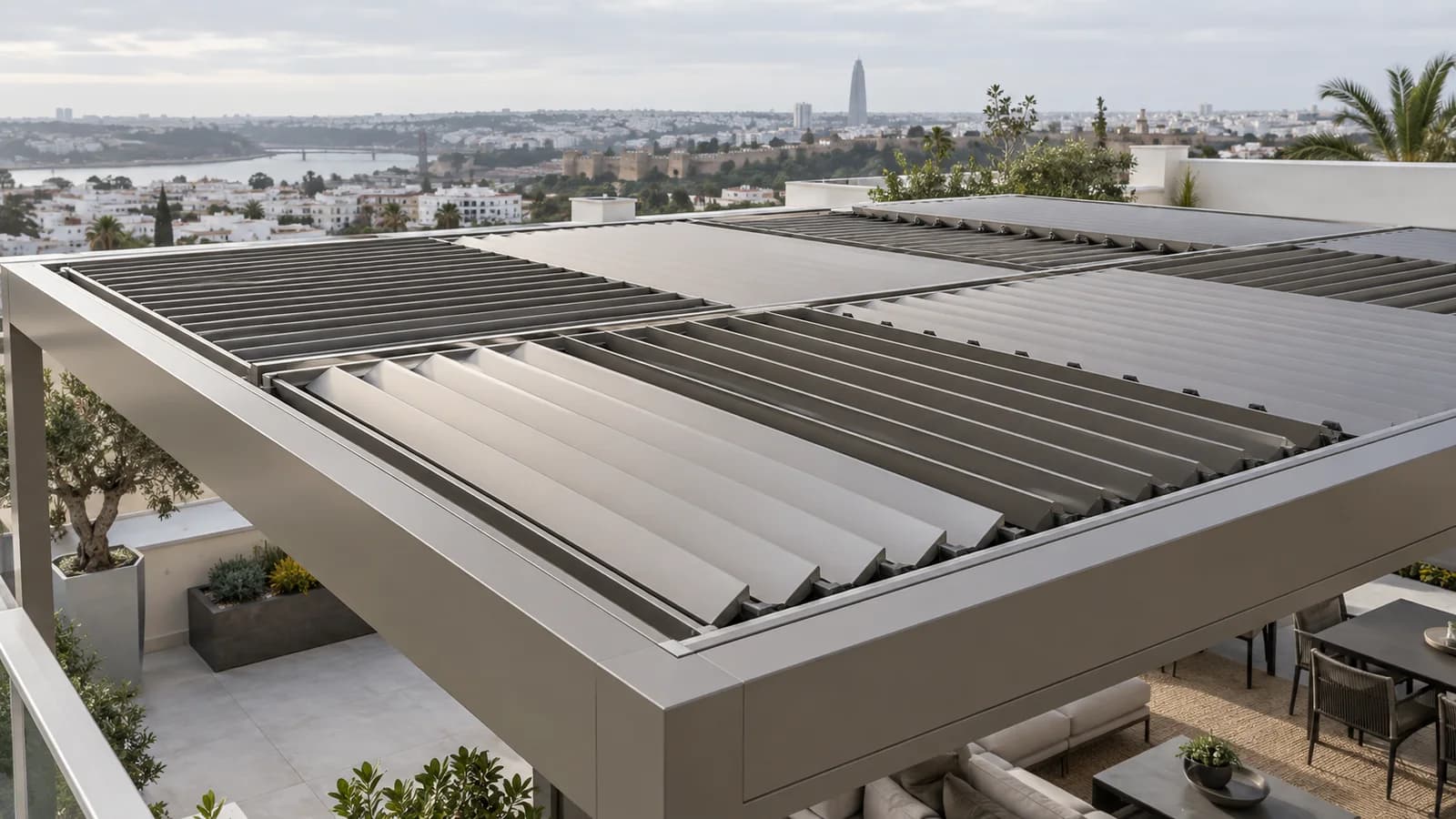 Vue aérienne des différentes orientations de lames d’une pergola bioclimatique