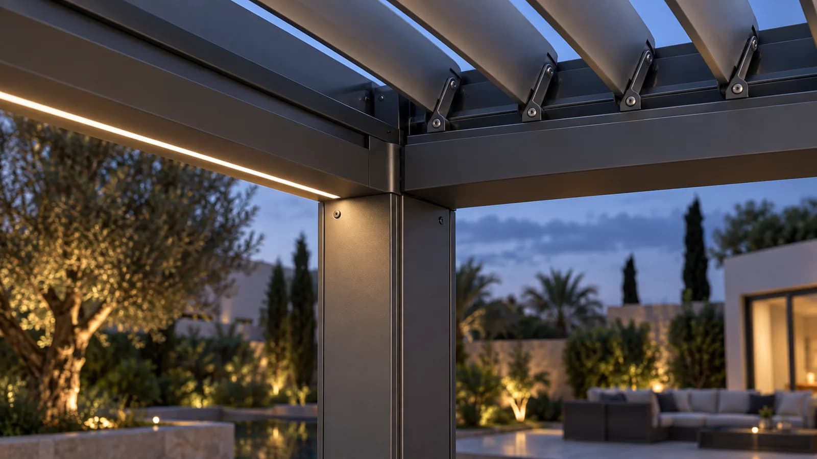 Détail des pivots, de la structure et de l’éclairage d’une pergola bioclimatique