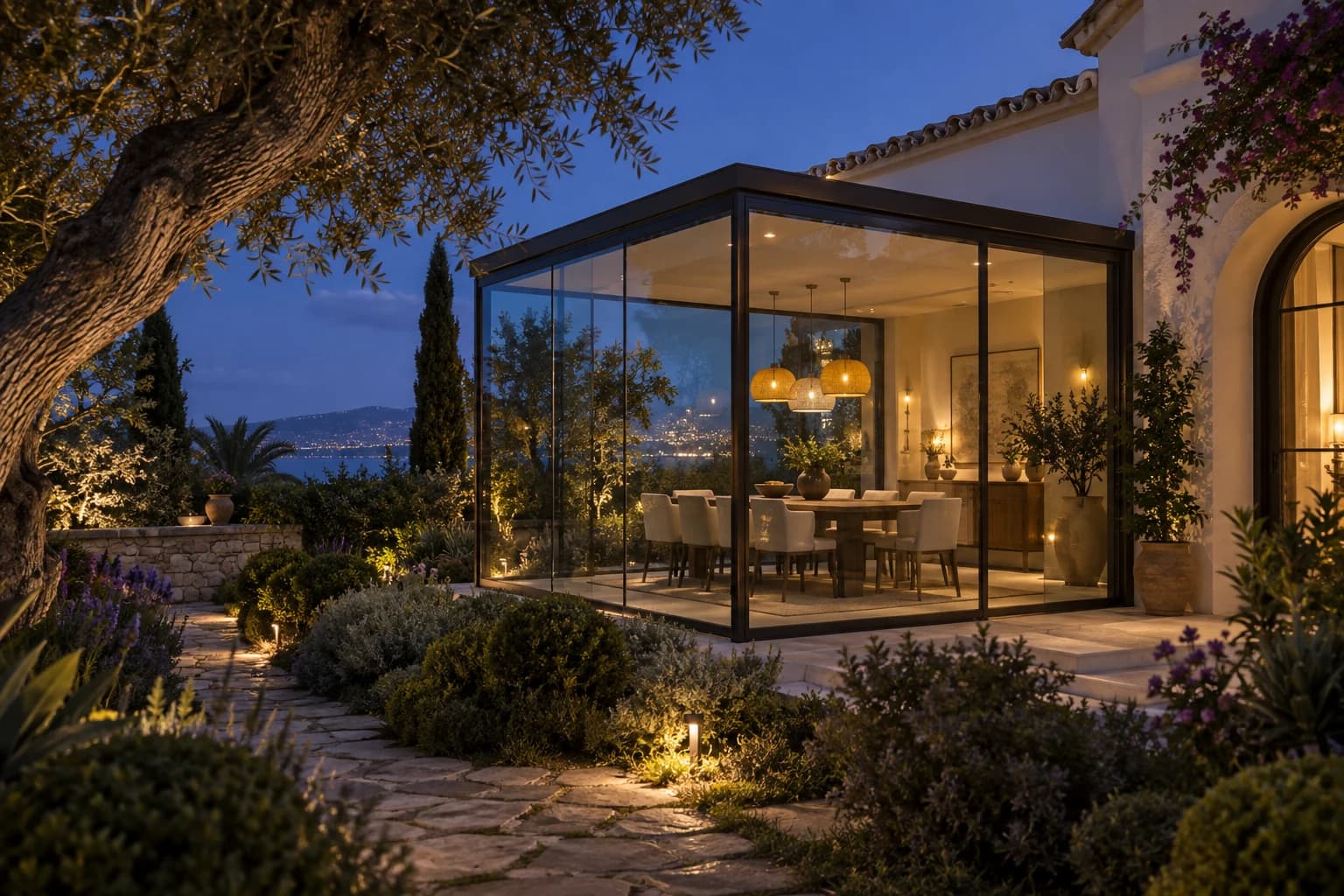 Cube en verre éclairé au crépuscule dans le jardin d’une villa à Tanger
