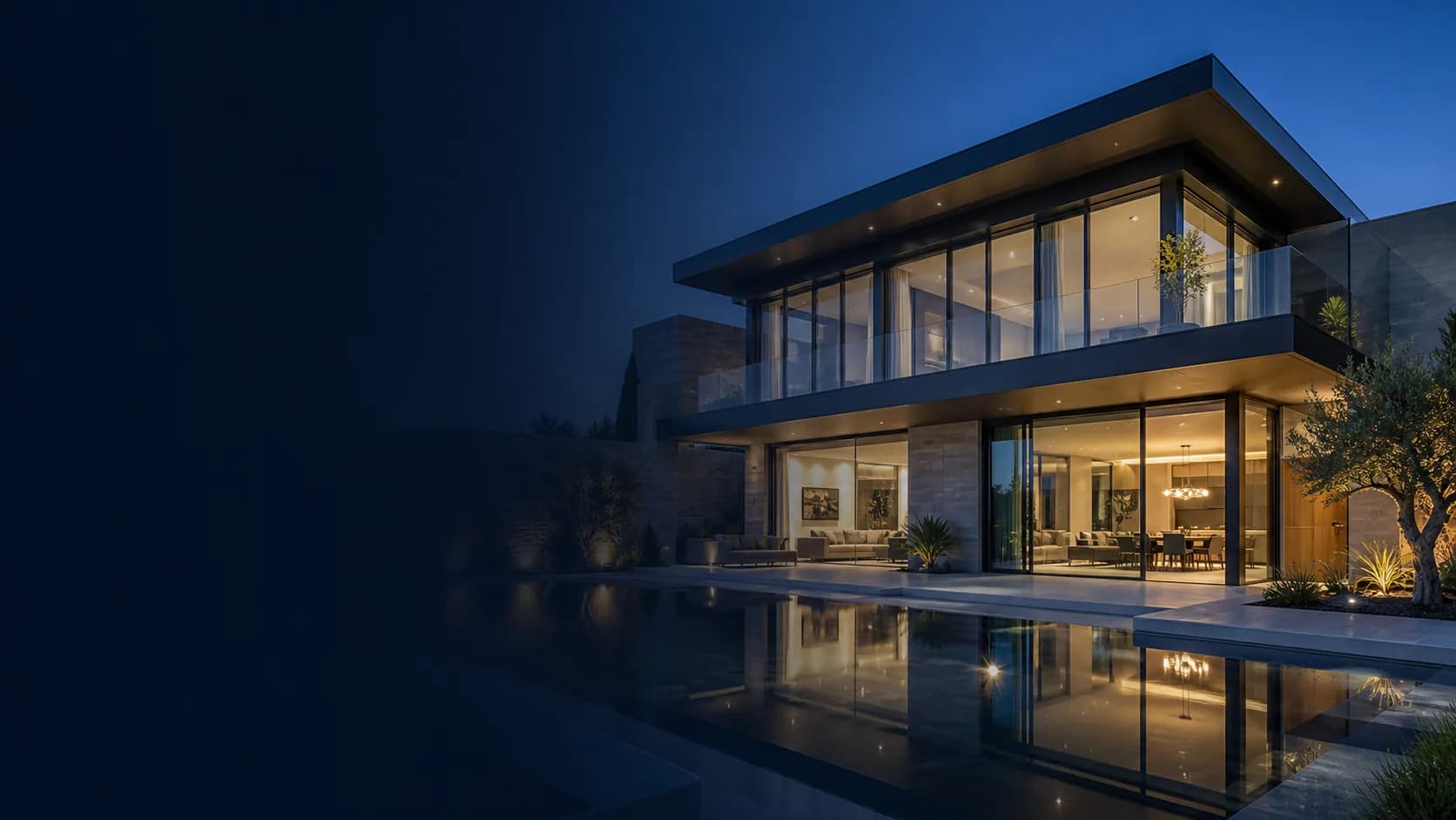 Villa contemporaine aux grandes façades aluminium et vitrées au crépuscule
