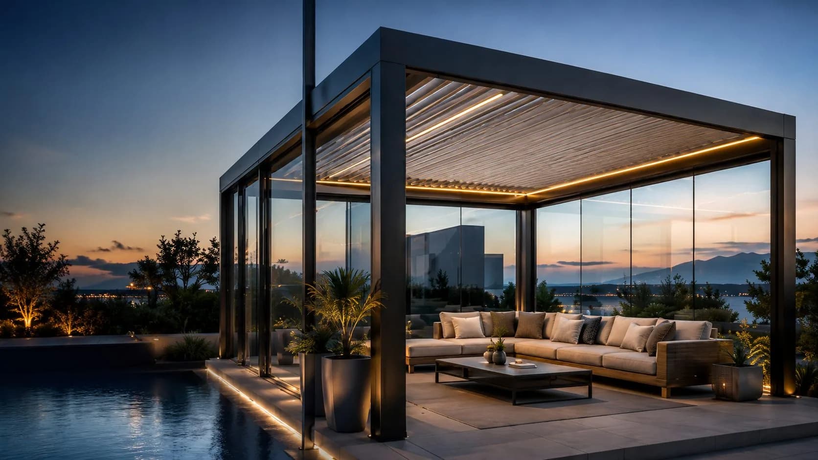 Pergola bioclimatique vitrée et éclairée au crépuscule, au bord d’une piscine