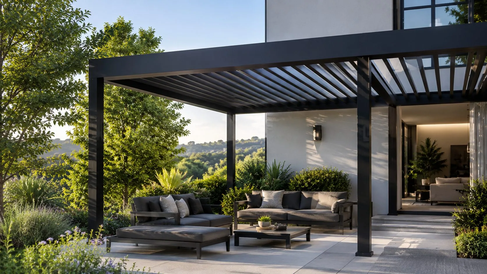Pergola bioclimatique en aluminium noir ouvrant une terrasse sur le jardin